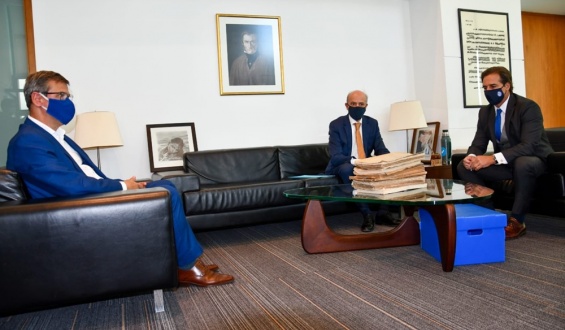 El Poder Ejecutivo entreg� documentos de la dictadura encontrados en una unidad militar