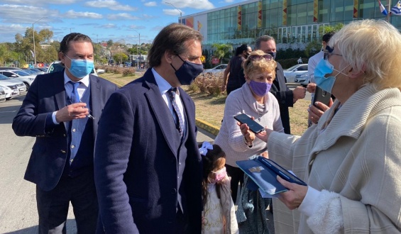 Lacalle Pou confirm� que se trabaja en un pase verde: "Cuanto antes est�, mejor"