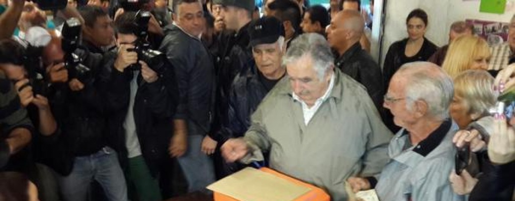 Mujica vot en la maana y anunci que en la noche ir a saludar al ganador