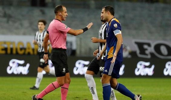 Eliminaci�n de Boca termina con pelea generalizada en vestuarios en Brasil