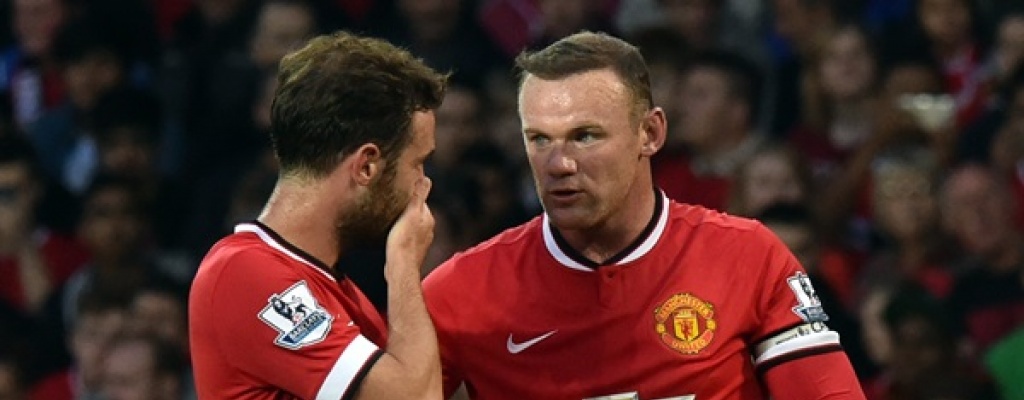 Liverpool y Manchester Utd triunfan y enderezan el rumbo