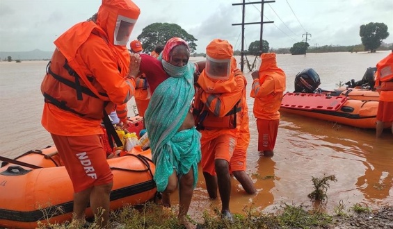 India redobla esfuerzos de rescate tras lluvias que dejan decenas de muertos