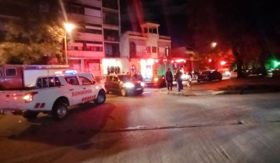 Dos fallecidos y varias personas resultaron lesionadas tras un incendio en Montevideo