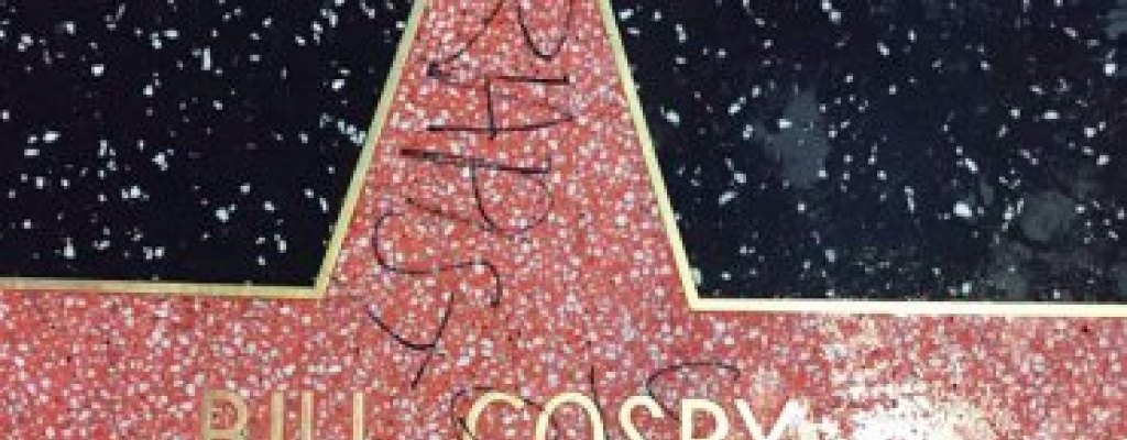 Pintan "violador" sobre el nombre de Bill Cosby en Hollywood