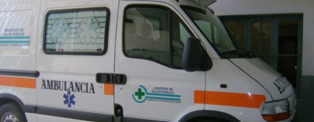Dejan anciano convaleciente en ambulancia para ir de compras 