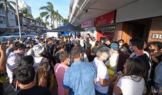 Ms de 1.000 transacciones en estreno de cajero para criptomonedas en Punta del Este