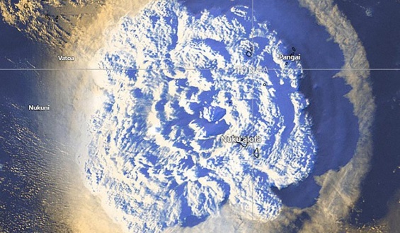 Un tsunami provocado por la erupci�n de un volc�n golpea la isla de Tonga