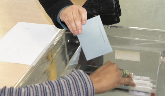 Baja la participaci�n al mediod�a en las elecciones francesas
