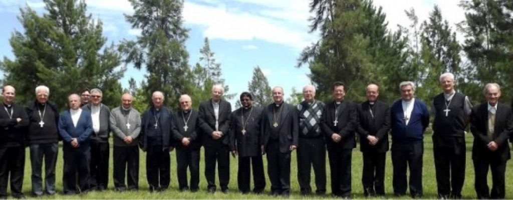 Iglesia pide estar "vigilante" para cuidar modelo tradicional de familia y rechazan guia de orientacin sexual