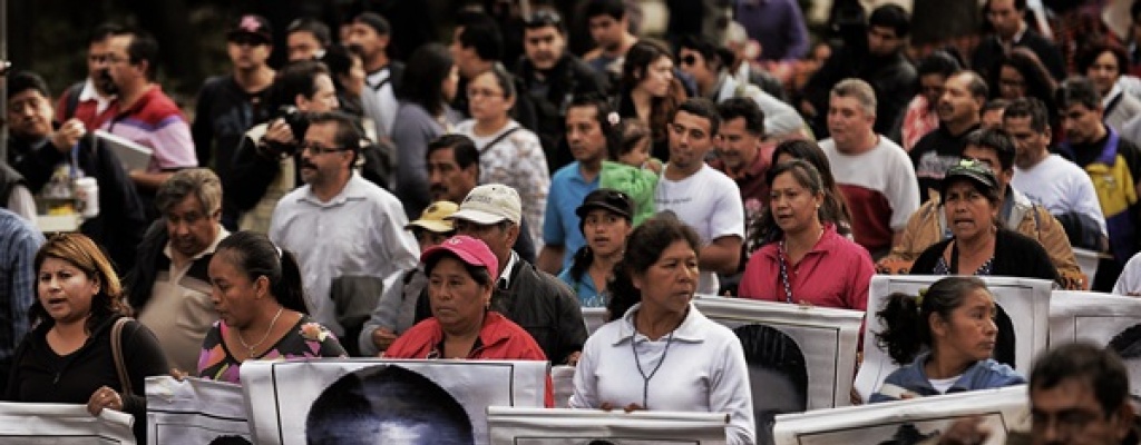 Marcha en Mxico a tres meses del crimen de los 43 estudiantes