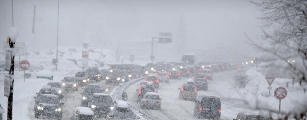 Varios miles de autos varados en los alpes franceses por la nieve