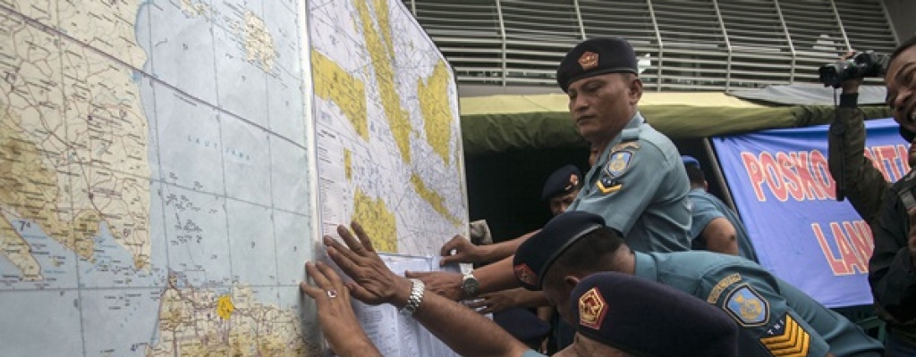 Avin de Air Asia desaparecido podra estar "en el fondo del mar" en Indonesia