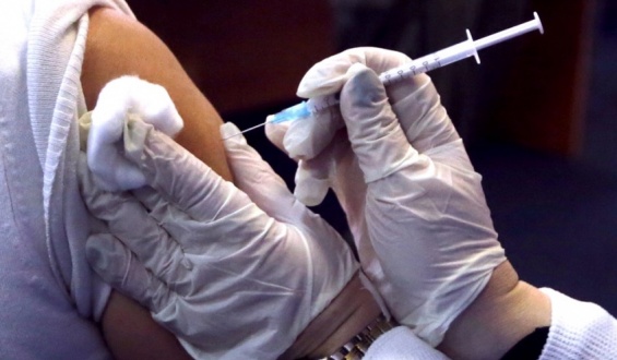 Infect�logo destaca refuerzo de vacuna anti-covid en 2023