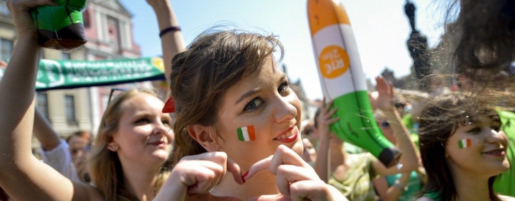 Ms de 50% de empresas en Irlanda planean alza salarial para su personal