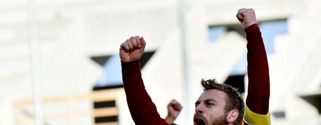 Roma le gan a Udinese y alcanz al lder Juventus