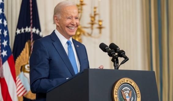 Joe Biden cierra un discurso en Connecticut con un "Dios salve a la reina"