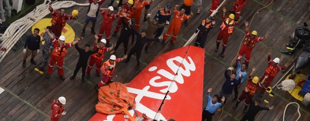 Suben a la superficie la cola del avi�n de Air Asia ca�do en Indonesia