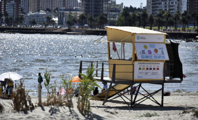 Comienzan los servicios de guardavidas en las playas de Montevideo - Radio Monte Carlo CX20 AM930